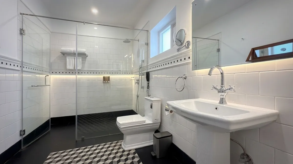 Tottenham Premier Double, view 6, bathroom